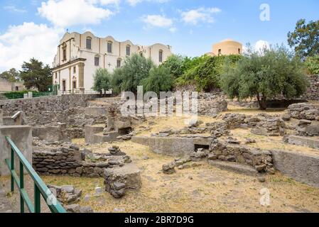 I ruderi di antiche capanne e la chiesa dell Immacolata a Lipari, Isole Eolie, Italia Foto Stock