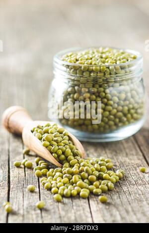 Verde fagioli mung in legno scoop. Foto Stock