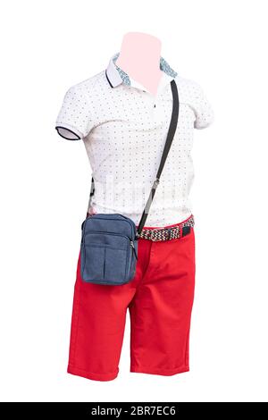 Manichini maschi. Primo piano di manichino maschile vestito con camicia bianca in cotone e pantaloni corti rossi e una borsa blu, isolata su sfondo bianco. uomo summ Foto Stock