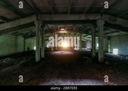 Il vecchio fienile abbandonato vuoto nel villaggio russo. Foto Stock