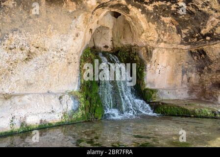 La fontana del Ninfeo nella terrazza superiore del Teatro Greco di Siracusa, Sicilly, Italia Foto Stock