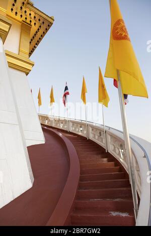 Scala a chiocciola sul Golden Mount Buddista Temple esterno a Bangkok, Centro della Città della Thailandia Foto Stock