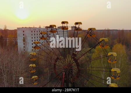 Vista della città di Pripyat vicino alla centrale nucleare di Chernobyl, vista aerea. Ruota panoramica nella città di Pripyat al tramonto. Città apocalittica di Pripyat Foto Stock