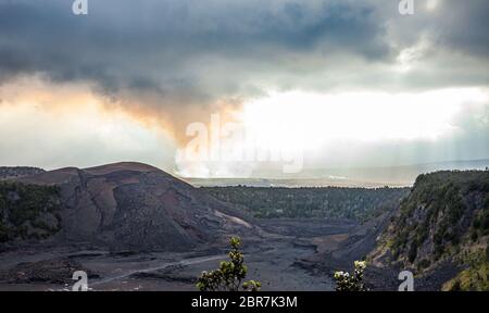 Kilauea Iki Crater e pu'u Puaa'i con il cratere Kilauea fumante in lontananza, 2017 come visto dal cratere, Hawai'i Volcanoes National Park Foto Stock
