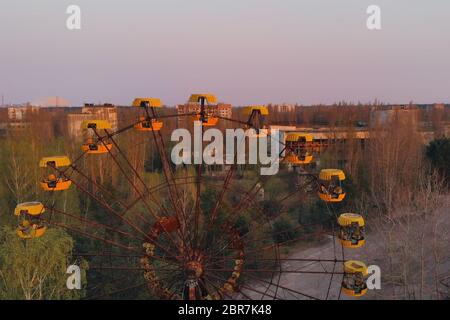 Viste della città di pripjat vicino alla centrale nucleare di Cernobyl, vista aerea. La piazza principale della città abbandonate pripjat al tramonto. Esclusione z Foto Stock