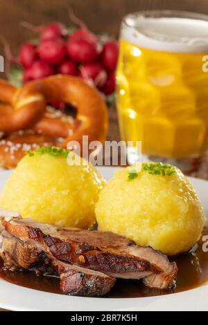 Bavarian arrosto di maiale con canederli Foto Stock