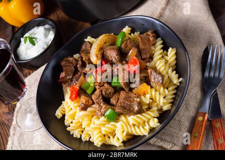 Fussili noodle con klaschise Piccante gulasch e paprica Foto Stock
