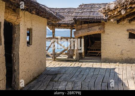 Vecchio ricostruito capanne tradizionali nella baia di ossa, Museo su acqua, autentica ricostruzione della pila abitazione insediamento, Ohrid, Republi Foto Stock