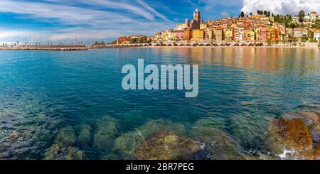 Vista panoramica di colorata vecchia città e la spiaggia nella soleggiata Menton, perle de la France sulla Costa Azzurra, Francia Foto Stock