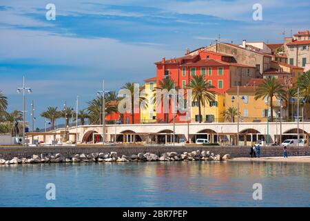 La colorata vecchia città e la spiaggia nella soleggiata Menton, perle de la France sulla Costa Azzurra, Francia Foto Stock