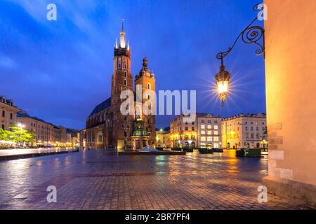 Basilica di Santa Maria sulla piazza medievale del mercato principale della Città Vecchia nella notte delle piogge, Cracovia, Polonia Foto Stock