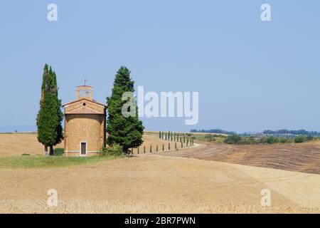 Isolata chiesa in Toscana colline, paesaggio italiano. Chiesa della Madonna di Vitaleta Foto Stock