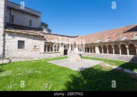 Sant Ambrogio di Valpolicella medievale chiesa chiostro, Italia. Valpolicella landmark Foto Stock