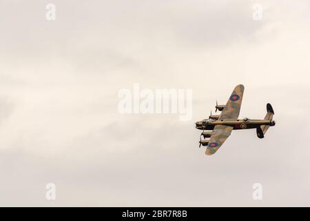 Ultimo Lancaster II Guerra Mondiale Bomber in un'antenna di esposizione Foto Stock