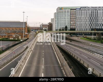 L'autostrada M8, solitamente trafficata, e il Kingston Bridge, che attraversa la città di Glasgow e il fiume Clyde, illustrando che il blocco del governo, le linee guida per le distanze sociali e gli avvisi "a casa" vengono rispettati durante la pandemia di Coronavirus. Foto Stock