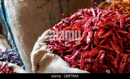 un sacchetto di peperoncini rossi secchi al mercato delle spezie a chandni chowk nella vecchia delhi Foto Stock