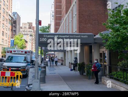 New York, NY - 20 maggio 2020: Il governatore Andrew Cuomo ha annunciato che Northwell - Lenox Hill Hospital a Manhattan permetterà di nuovo ai visitatori sulla 77a strada Foto Stock