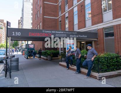 New York, NY - 20 maggio 2020: Il governatore Andrew Cuomo ha annunciato che Northwell - Lenox Hill Hospital a Manhattan permetterà di nuovo ai visitatori sulla 77a strada Foto Stock