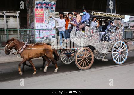 Dhaka, Dhaka, Bangladesh. 20 Maggio 2020. Le carrozze di cavalli sono uno dei trasporti pubblici più utilizzati durante questa pandemia di covid-19, come trasporto pubblico è in agguato per impedire la diffusione di covid-19.ma mentre viaggiava in carro di cavalli, la gente è stata vista ignorare completamente la distanza sociale. Credit: Md. Rakibul Hasan/ZUMA Wire/Alamy Live News Foto Stock