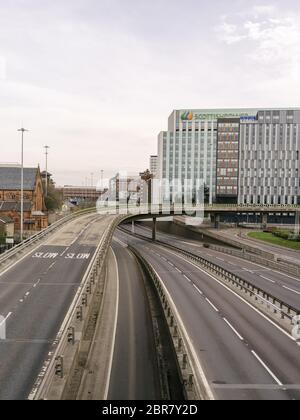 L'autostrada M8, solitamente trafficata, e il Kingston Bridge, che attraversa la città di Glasgow e il fiume Clyde, illustrando che il blocco del governo, le linee guida per le distanze sociali e gli avvisi "a casa" vengono rispettati durante la pandemia di Coronavirus. Foto Stock