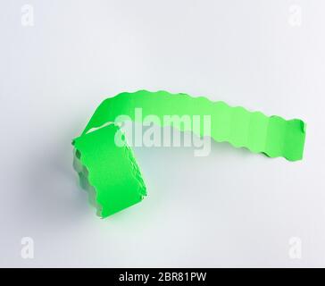 Bobina con verde appiccicosa vuoti i cartellini del prezzo su sfondo bianco, vista dall'alto Foto Stock