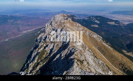 Paesaggio di montagna in Piatra Craiului Mountains, Romania. Vista aerea Foto Stock