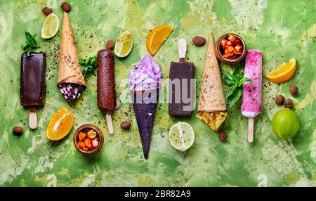 Vari tipi di gelati in cialde coni.dolce concetto di menu Foto Stock