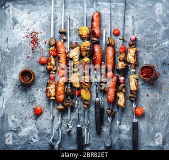 Assortimento di piatti alla griglia, spiedini, salsicce e verdure grigliate Foto Stock