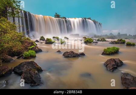 Vista a lunga esposizione delle Cascate di Iguazu, Brasile. Foto Stock