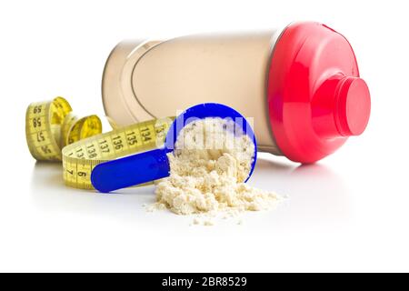 La proteina del siero di latte in polvere nella paletta e shaker isolati su sfondo bianco. Foto Stock