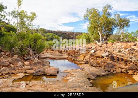 Poco pozzanghere nel letto asciutto del fiume Murchsion - Kalbarri, WA, Australia Foto Stock