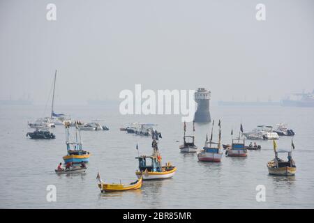 Barche nella baia vicino al Gateway of India, Colaba, Maharashtra, India. Foto Stock