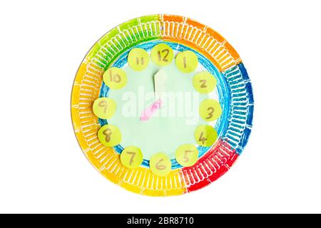 Bambino colorati manifatture di puntamento di orologio alle ore 8, isolato su sfondo bianco Foto Stock