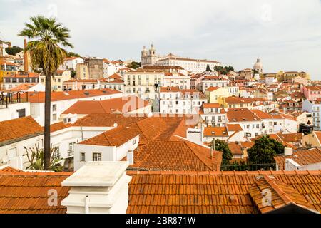 Blick auf die Altstadt mit Kloster São Vicente de Fora, Lissabon, Portogallo, vista della città vecchia con il monastero São Vicente de Fora, Lisbona, Portugalv Foto Stock