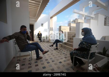 Tunisi, Tunisia. 20 Maggio 2020. Il 20 maggio 2020 a Bizerte, Tunisi, il personale mediacale è seduto e parla tra di loro. Dopo il loro turno, il personale medico del centro di Covid-19 dell'ospedale Abderrahman Mami ad Ariana sono stati inviati in auto-quarantena per 14 giorni. (Foto di Mohamed KRIT/Sipa USA) Credit: Sipa USA/Alamy Live News Foto Stock