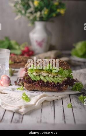 In casa insalata di avocado, sandwich di pane integrale, cibo fotografia Foto Stock