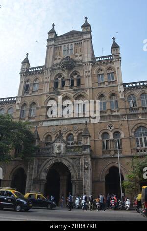 L'elaborato Elphinstone College, uno dei più antichi college dell'Università di Mumbai, è stato costruito con basalto e calcare date dal 1856. Foto Stock