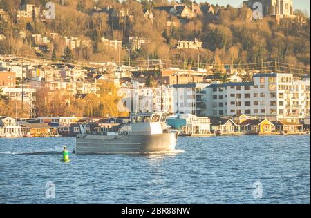 Scena di una barca sul lago in giornata di sole con sfondo urbano, Seattle, Washington, USA. Foto Stock