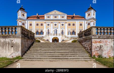 Un insieme univoco di edifici barocchi e giardini è stato Milotice Chateau - Sud regione Moravia, Repubblica Ceca Foto Stock