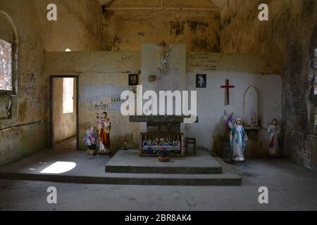 La chiesa cattolica abbandonata a Bokor Hill Station in Cambogia, originariamente costruita dai francesi negli anni venti. Foto Stock