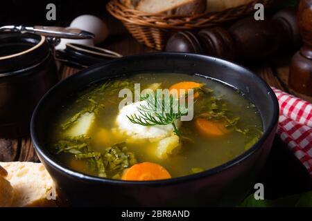 Rustikal Sorrel minestra di patate e crema di latte Foto Stock