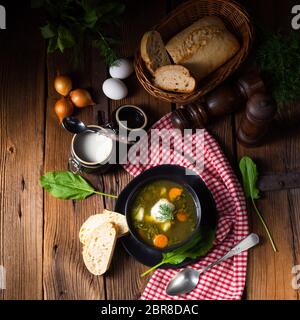 Rustikal Sorrel minestra di patate e crema di latte Foto Stock