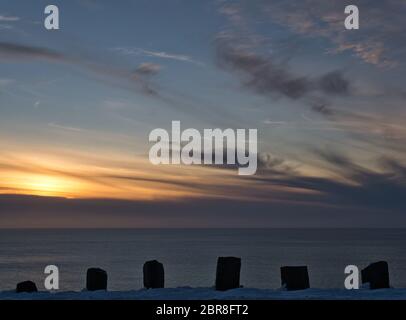 Un bellissimo tramonto sulla costa nord di Islanda vicino Kirkjufell Mountain Foto Stock