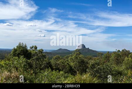 Vista dalla appropriatamente chiamato Casa di vetro montagna Lookout verso, da sinistra a destra, il Monte Cooee (191m), il Monte Tibrogargan (364m) e il Monte Tibberoowu Foto Stock