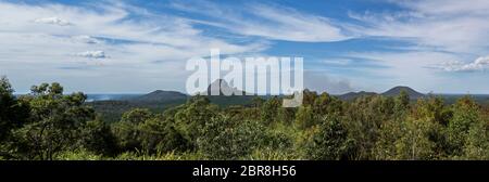 Vista dalla appropriatamente chiamato Casa di vetro montagna Lookout verso, da sinistra a destra, il Monte Cooee (191m), il Monte Tibrogargan (364m), il Monte Tibberoowuccu Foto Stock