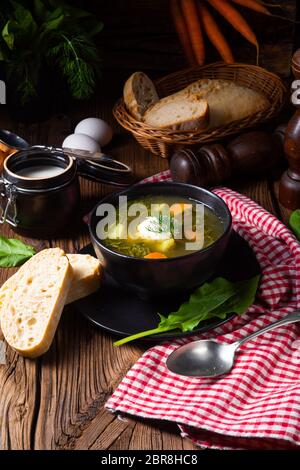 Rustikal Sorrel minestra di patate e crema di latte Foto Stock