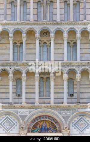 Duomo di Pisa, mosaico sulla facciata sopra l'ingresso principale, Piazza del Duomo, Pisa, Italia Foto Stock