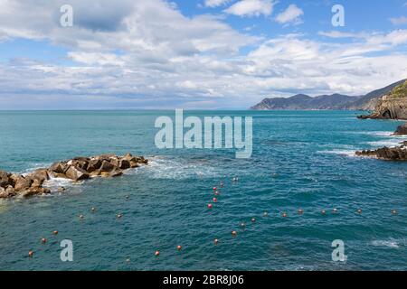 Vista su acqua e rocce, paesaggio, Riomaggiore, cinque Terre, Italia Foto Stock