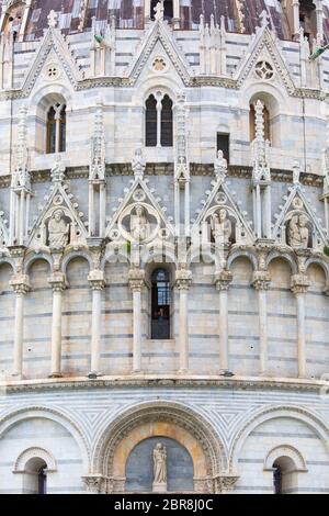 Battistero di San Giovanni, particolare della facciata decorativa, Piazza del Duomo, Pisa, Italia Foto Stock