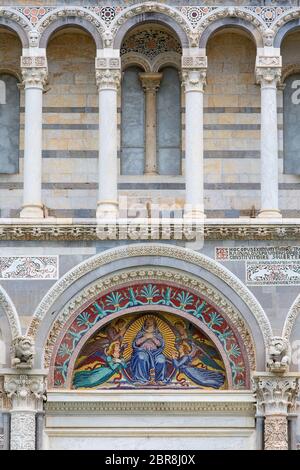 Duomo di Pisa, mosaico sulla facciata sopra l'ingresso principale, Piazza del Duomo, Pisa, Italia Foto Stock